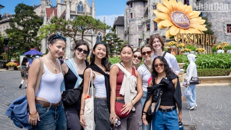 Trong 3 ngày nghỉ lễ Giỗ Tổ Hùng Vương, Sun World Ba Na Hills đón hơn 71 ngàn lượt khách. (Ảnh: ANH ĐÀO)