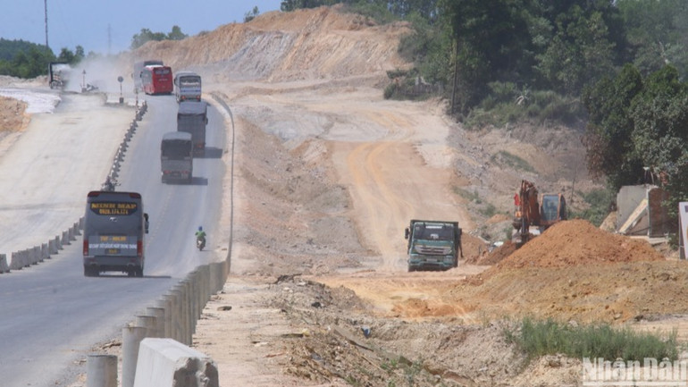 Dự án cao tốc Hòa Liên-Tuý Loan đang tăng tốc "về đích". (Ảnh: ANH ĐÀO)