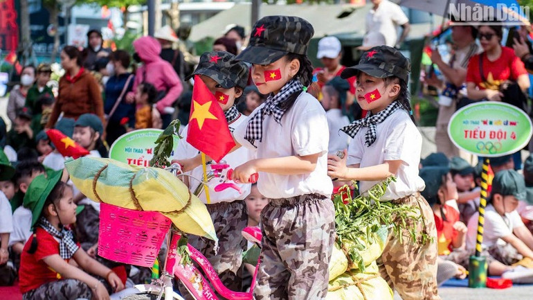 Rất hào hứng và chuyên nghiệp với "xe thồ nhí" chở gạo, lương thực, thực phẩm. (Ảnh: ANH ĐÀO)