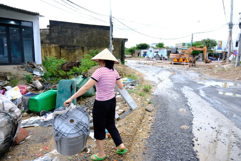 Ngày 24/10, ghi nhận thực tế của phóng viên tại hiện trường, do mưa lớn xảy ra liên tục nhiều ngày qua nên các đoạn đường, các khu vực chưa hoàn thiện trở thành các điểm ngập lụt, hình thành nhiều ổ voi, ổ gà và gây ảnh hưởng đến người dân, phương tiện khi lưu thông và trở thành nơi tập kết rác thải.