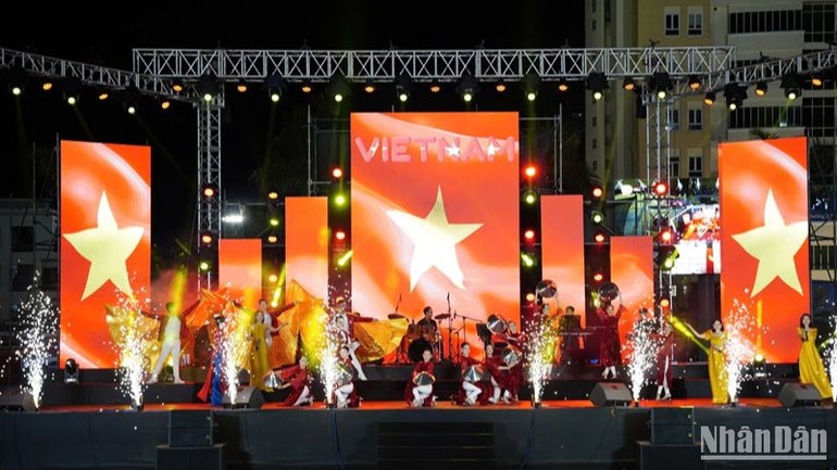 Tiết mục múa Ngàn ước mơ Việt Nam, sáng tác Nguyễn Hồng Thuận do tốp ca và tốp múa biểu diễn. (Ảnh: ANH ĐÀO)