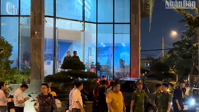 Cơ quan điều tra hoàn tất việc khám xét tại trụ sở chính Công ty GFDI tại Đà Nẵng, đưa ông Nguyễn Quang Hoàng về cơ quan điều tra tối ngày 8/11. (Ảnh: ANH ĐÀO)