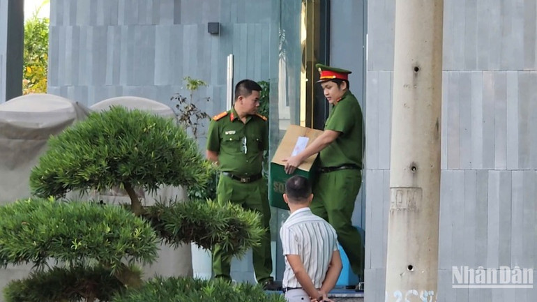 Rất nhiều hồ sơ tài liệu được niêm phong phục vụ công tác điều tra. (Ảnh: ANH ĐÀO)