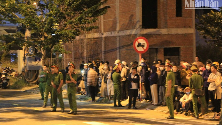 Đến tối muộn, hàng trăm người dân vẫn tập trung tại trụ sở Công ty Tư vấn đầu tư GFDI tại Đà Nẵng. (Ảnh: ANH ĐÀO)