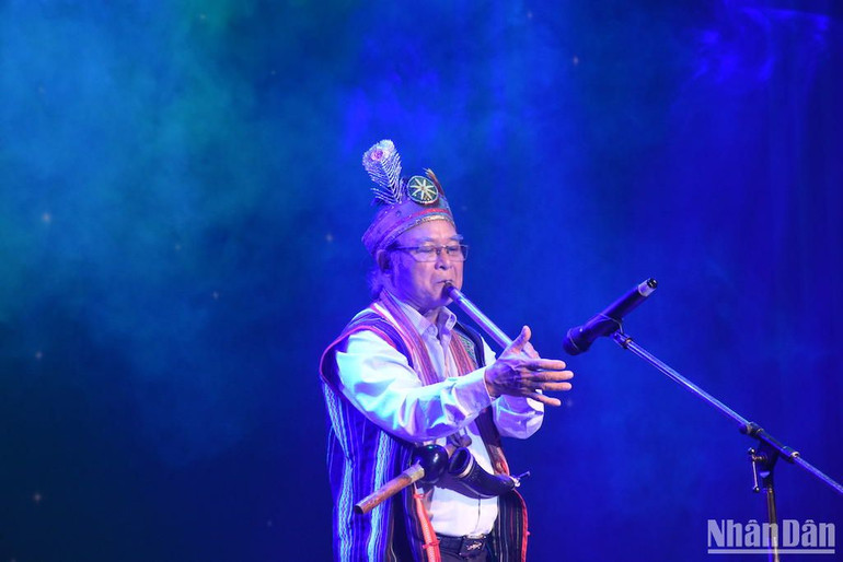 Độc tấu sáo “Tiếng rừng” do NSND Trịnh Mạnh Hùng sáng tác, biểu diễn. (Ảnh ANH ĐÀO)