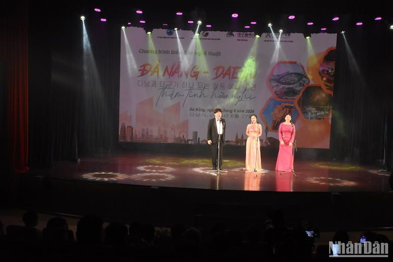 Các nghệ sĩ đến từ thành phố Daegu mang đến cho người xem những tiết mục biểu diễn âm nhạc ấn tượng và đầy cảm xúc. (Ảnh ANH ĐÀO)