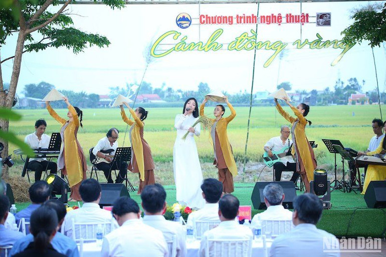 Chương trình nghệ thuật Cánh đồng vàng do Nhà hát Trưng Vương dàn dựng, biểu diễn. (Ảnh: ANH ĐÀO)