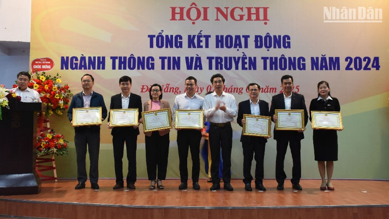 Phó Chủ tịch Ủy ban nhân dân thành phố Đà Nẵng Trần Chí Cường trao tặng Bằng khen của Chủ tịch Ủy ban nhân dân thành phố Đà Nẵng cho các cá nhân có thành tích xuất sắc. (Ảnh: ANH ĐÀO)