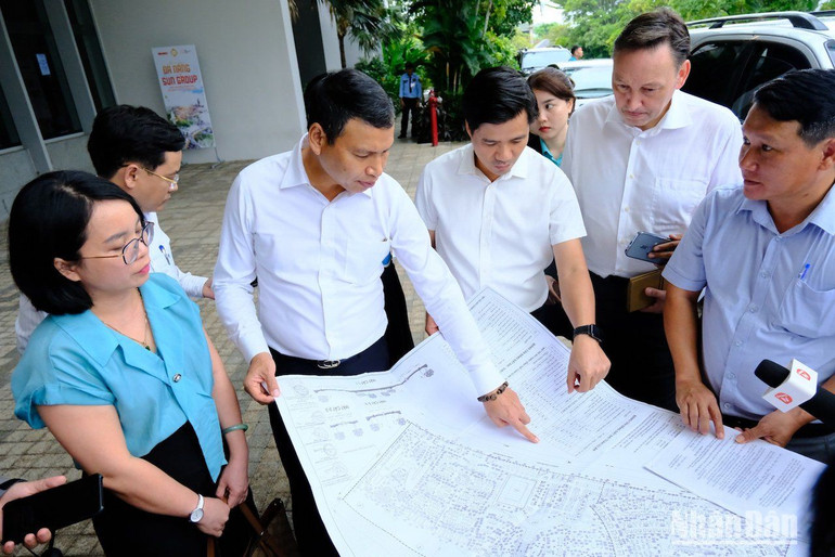 Ông Hồ Kỳ Minh, Phó Chủ tịch Thường trực Ủy ban nhân dân thành phố Đà Nẵng và đoàn công tác đã tiến hành kiểm tra thực tế một số dự án du lịch, nghỉ dưỡng ven biển Đà Nẵng.