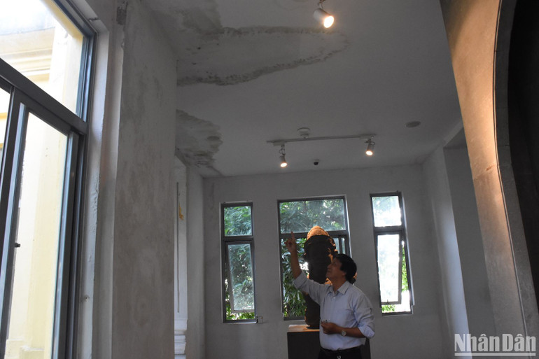Hiện trạng thấm dột xuất hiện đều khắc khu vực lõi của bảo tàng có lịch sử hơn 100 năm tuổi. (Ảnh ANH ĐÀO)