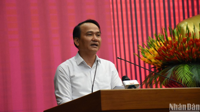 Phó Bí thư Thường trực Thành ủy Đà Nẵng Nguyễn Đình Vĩnh thông tin những kết quả nổi bật trong công tác xây dựng, chỉnh đốn Đảng, phát triển kinh tế-xã hội, bảo đảm quốc phòng, an ninh và đề ra những giải pháp trọng tâm cho quý 2/2025. (Ảnh: ANH ĐÀO) Phó Bí thư Thường trực Thành ủy Đà Nẵng Nguyễn Đình Vĩnh thông tin những kết quả nổi bật trong công tác xây dựng, chỉnh đốn Đảng, phát triển kinh tế-xã hội, bảo đảm quốc phòng, an ninh và đề ra những giải pháp trọng tâm cho quý 2/2025. (Ảnh: ANH ĐÀO)