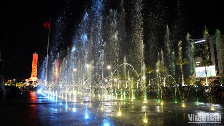 Màn trình diễn nhạc nước ấn tượng tại chương trình. (Ảnh: ANH ĐÀO)