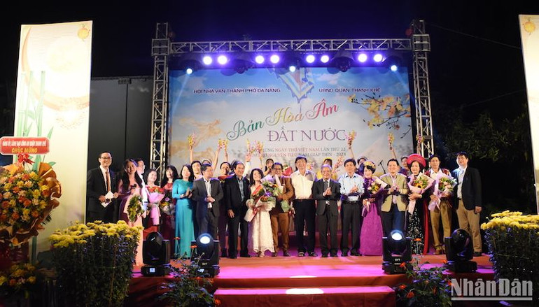 Ban tổ chức tặng hoa cảm ơn các văn nghệ sĩ tham dự, trình diễn tại Đêm thơ Nguyên tiêu. (Ảnh: ANH ĐÀO)