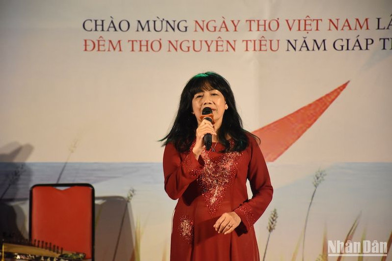 Nhà thơ Đinh Thị Như Thúy trình bày bài thơ Tuổi mùa xuân. (Ảnh: ANH ĐÀO)