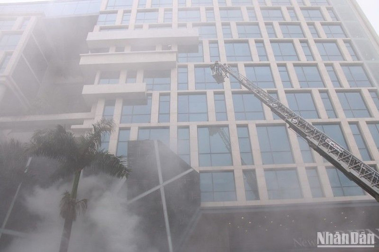 Xe thang chuyên dụng tiếp cận hiện trường, triển khai phương án cứu người.