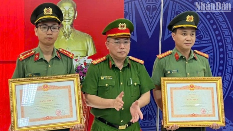 Các cá nhân vinh dự nhận Bằng khen Thủ tướng Chính phủ. (Ảnh: ANH ĐÀO)