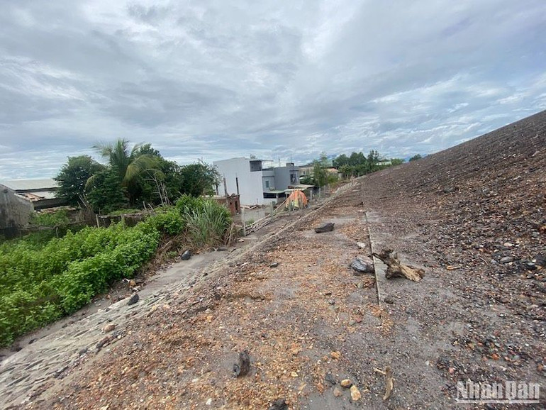 Thi công dự án khiến nhà dân nằm lọt thỏm giữa ngổn ngang công trình. Ống cống thoát nước.