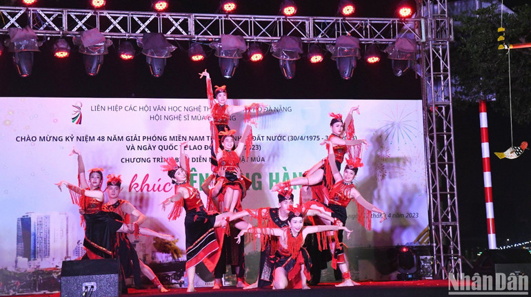 Các nghệ sĩ Đoàn Quân khu 5 với tiết mục Cánh chim đại ngàn do nghệ sĩ Kiều Như biên đạo.