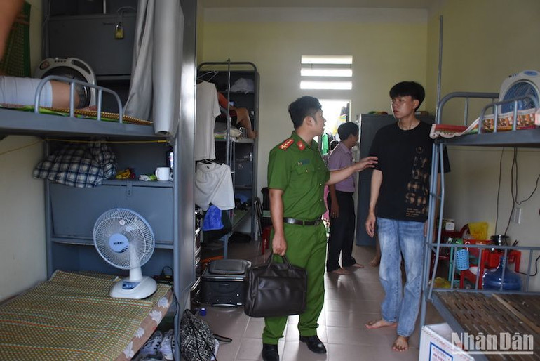 Lực lượng chức năng nhắc nhở sinh viên về công tác bảo đảm phòng cháy chữa tại tại ký túc xá Trường Đại học Sư phạm kỹ thuật - Đại học Đà Nẵng. (Ảnh: ANH ĐÀO)