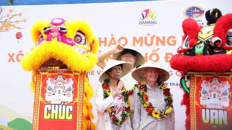 Những du khách đến từ Mỹ, Anh xông đất ngành du lịch Đà Nẵng ngày Mùng 1 Tết Nguyên đán Ất Tỵ 2025. (Ảnh: ANH ĐÀO)