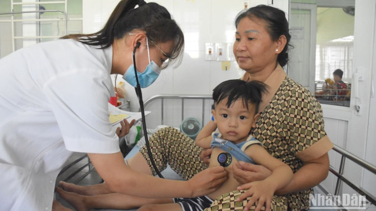 Bác sĩ thăm khám cho bệnh nhi tại Trung tâm Y tế quận Liên Chiểu, thành phố Đà Nẵng. (Ảnh: ANH ĐÀO)