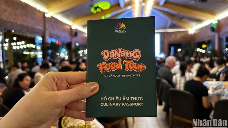 Du khách được trải nghiệm ẩm thực Đà Nẵng với tấm hộ chiếu. (Ảnh: ANH ĐÀO)