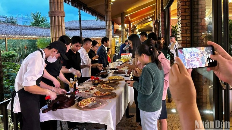 Du khách trải nghiệm ẩm thực tại nhà hàng Hiên nhà Veranda Đà Nẵng chiều ngày 12/12.(Ảnh: ANH ĐÀO)