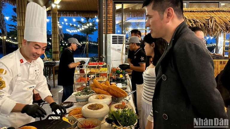 Các chương trình ưu đãi và đổi con dấu nhận voucher của Hộ chiếu ẩm thực Đà Nẵng chỉ áp dụng từ 15/12/2024 – 15/03/2025. (Ảnh: ANH ĐÀO)