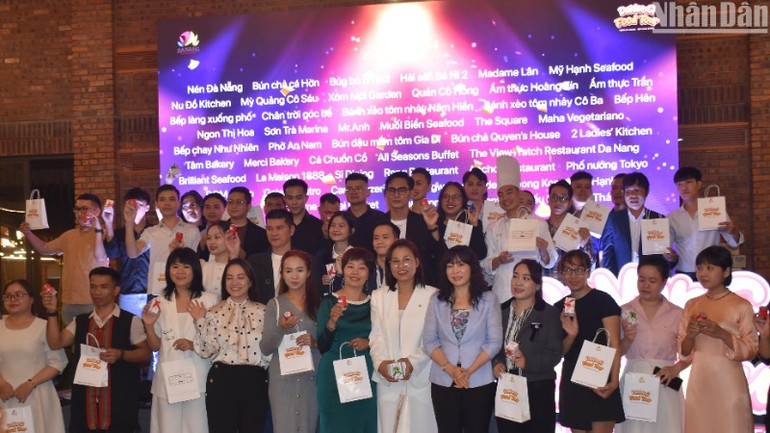 Sở Du lịch thành phố Đà Nẵng trao con dấu riêng biệt cho 50 địa điểm ẩm thực đặc sắc Đà Nẵng được chọn đưa vào Bản đồ số ẩm thực Đà Nẵng tại www.foodtourdanang.vn. (Ảnh: ANH ĐÀO)