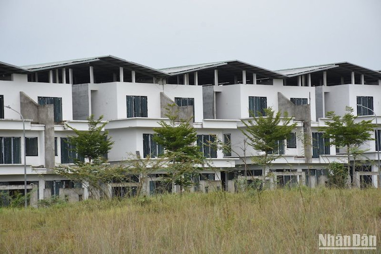 Hiện tại chỉ có vài căn hộ có người sử dụng, còn lại bỏ hoang. (Ảnh: ANH ĐÀO) Hiện tại chỉ có vài căn hộ có người sử dụng, còn lại bỏ hoang. (Ảnh: ANH ĐÀO)
