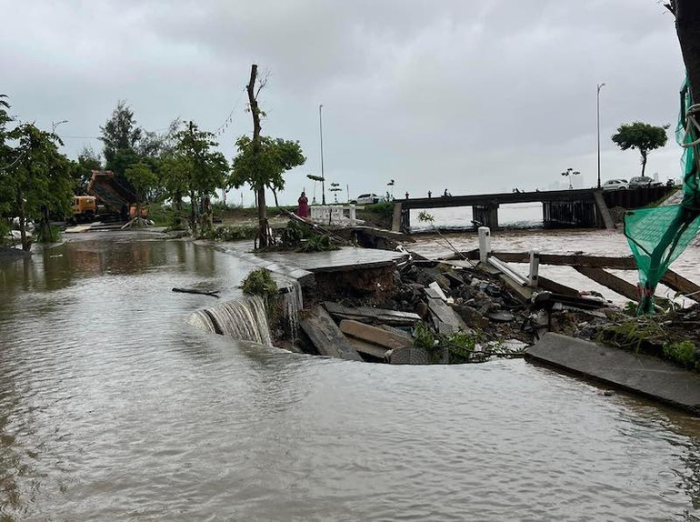 Sạt lở trên đường Lương Hữu Khánh, phường Thọ Quang, quận Sơn Trà.