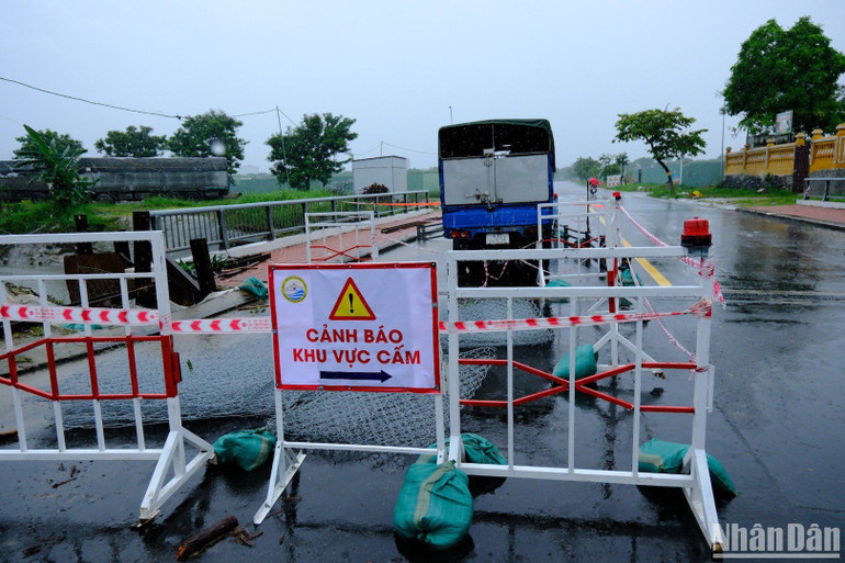 Vị trí sạt lở lớn trên bờ kênh đường Nguyễn Xí đã được gia cố tạm thời.