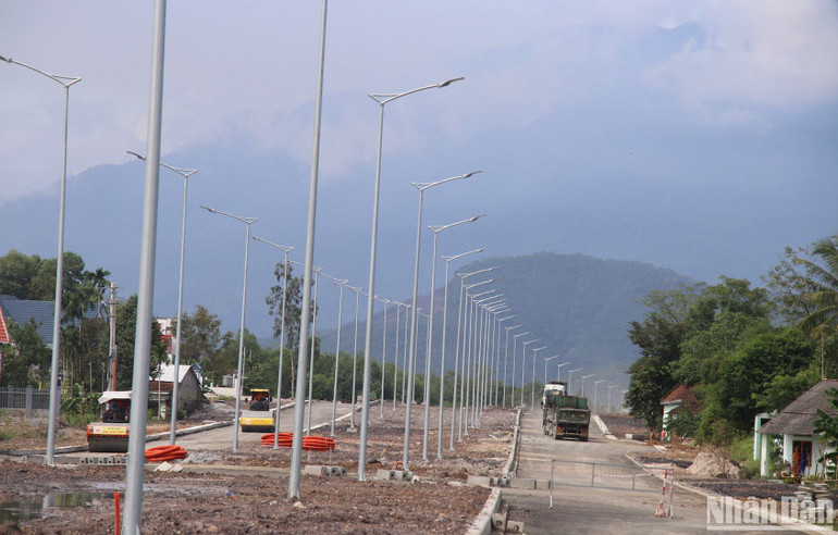 Dự án Tuyến đường vành đai phía Tây đoạn từ QL14B đến đường Hồ Chí Minh (giai đoạn 1), dự kiến hoàn thiện cuối năm 2023. (Ảnh: ANH ĐÀO)