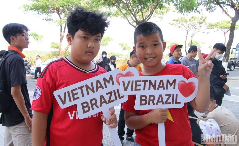 Niềm vui của hai cậu bé được theo bố đến sớm, mong nhanh chóng được vào sân để xem bóng đá. (Ảnh: ANH ĐÀO) Niềm vui của hai cậu bé được theo bố đến sớm, mong nhanh chóng được vào sân để xem bóng đá. (Ảnh: ANH ĐÀO)