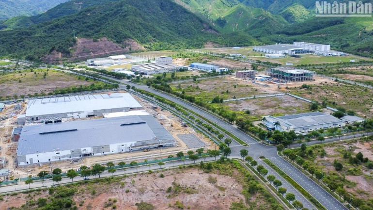 Đà Nẵng hiện là một trong ba địa phương trong cả nước tham gia thí điểm các giải pháp chuyển đổi theo mô hình khu công nghiệp sinh thái trong khuôn khổ Dự án hợp tác của Bộ Kế hoạch và Đầu tư. Trong ảnh là một góc Khu công nghệ cao Đà Nẵng. (Ảnh: ANH ĐÀO)