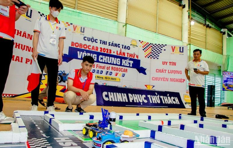 Sinh viên Trường Đại học Công nghệ Thông tin và Truyền thông Việt Hàn - Đại học Đà Nẵng trong Cuộc thi Sáng tạo RoboCar 2023. Ảnh ANH ĐÀO Sinh viên Trường Đại học Công nghệ Thông tin và Truyền thông Việt Hàn - Đại học Đà Nẵng trong Cuộc thi Sáng tạo RoboCar 2023. Ảnh ANH ĐÀO