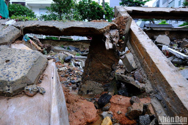 Công trình bị sạt lún còn trơ lại khung xi-măng.