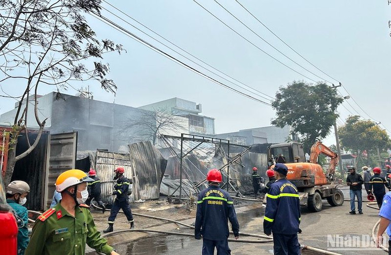 Các chiến sĩ chia thành nhiều mũi để tiếp cận và khống chế ngọn lửa. (Ảnh: ANH ĐÀO)