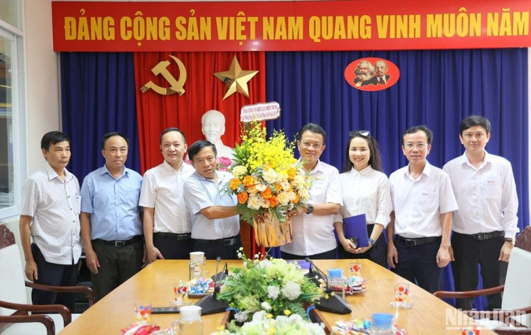 Tổng Công ty Điện lực miền Trung thăm, chúc mừng Cơ quan Thường trực Báo Nhân Dân tại Đà Nẵng.