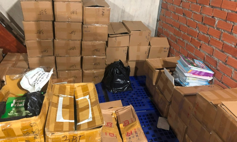 Tang vật thu được trong đường dây này là hàng nghìn cuốn sách "in lậu". (Ảnh Công an cung cấp) Tang vật thu được trong đường dây này là hàng nghìn cuốn sách "in lậu". (Ảnh Công an cung cấp)