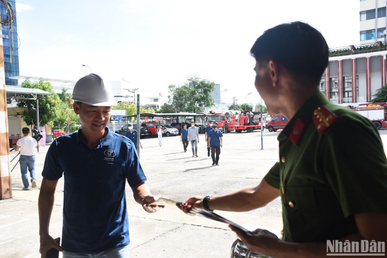 Phát tờ rơi tuyên truyền về phòng cháy, chữa cháy, cứu nạn cứu hộ. Ảnh ANH ĐÀO