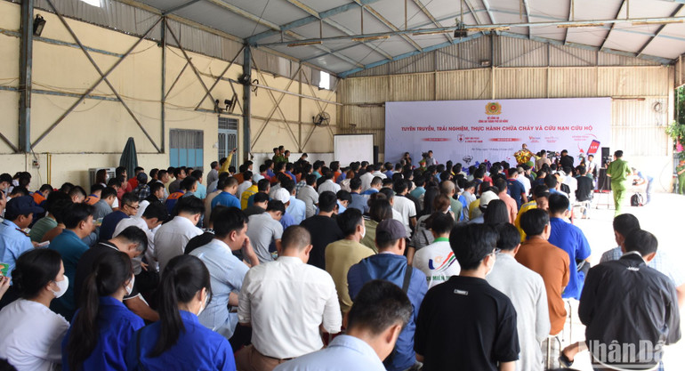 Hàng trăm người dân tham gia chương trình sáng ngày 7/10. Ảnh ANH ĐÀO