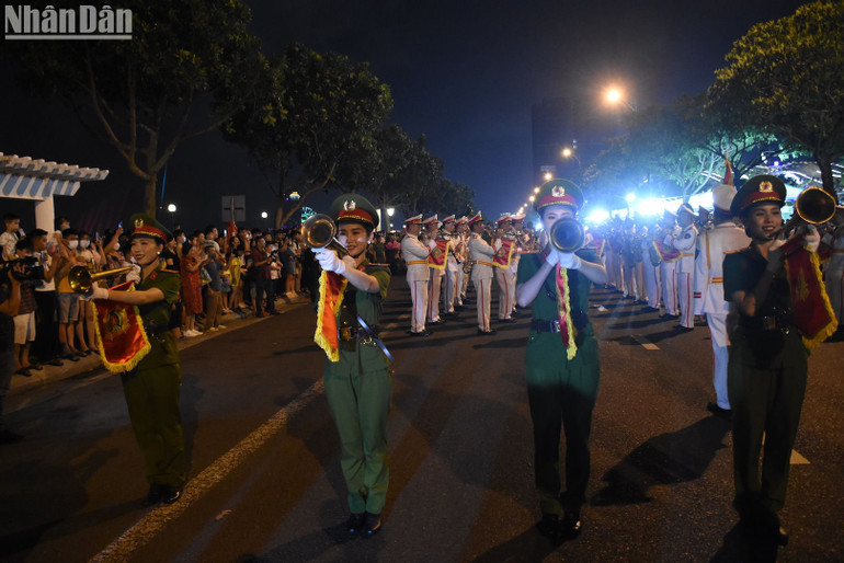Các chiến sĩ diễu hành trên đường phố Đà Nẵng đêm 29/4.
