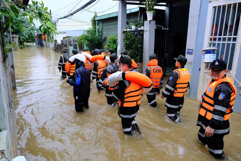 Lực lượng Cảnh sát cơ động, Công an thành phố Đà Nẵng tiếp tục túc trực, hỗ trợ dân. Lực lượng Cảnh sát cơ động, Công an thành phố Đà Nẵng tiếp tục túc trực, hỗ trợ dân.