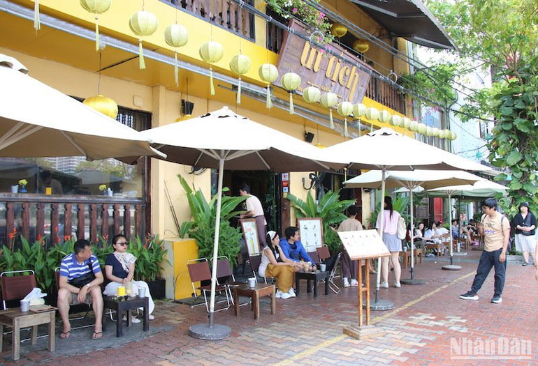 Đối với nhà, đất số 100 Bạch Đằng, bà Nguyễn Thị Thu Hiền cho rằng, đây là tài sản chung của bà và ông Phan Văn Anh Vũ, bà không có trách nhiệm phải dùng tài sản của mình được tạo lập hợp pháp để chịu trách nhiệm thi hành bản án hay thực hiện nghĩa vụ tài chính cho bất kỳ một bên thứ ba nào khác. Trường hợp Ủy ban nhân dân thành phố Đà Nẵng thu hồi tài sản nêu trên thì Ủy ban nhân dân thành phố và các tổ chức, cá nhân liên quan có hành vi sai phạm phải bồi thường thiệt hại cho bà Hiền. (Ảnh: ANH ĐÀO)