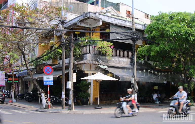 Đối với nhà, đất số 73 Nguyễn Thái Học, Công ty cổ phần Đầu tư Nhất Gia Phúc kiến nghị đây là tài sản thuộc sở hữu hợp pháp của công ty, tài sản chung của các cổ đông của công ty, thuộc quyền định đoạt của tất cả cổ đông. Do đó, công ty không có trách nhiệm phải dùng tài sản của công ty, tài sản của các cổ đông trong công ty để chịu trách nhiệm thi hành bản án hay thực hiện nghĩa vụ tài chính cho bất kỳ một bên thứ ba nào khác. Trường hợp Ủy ban nhân dân thành phố Đà Nẵng thu hồi tài sản nêu trên thì Ủy ban nhân dân thành phố và các tổ chức, cá nhân liên quan có hành vi sai phạm phải bồi thường thiệt hại cho Công ty. Hiện, nhà đất này cũng đang được sử dụng kinh doanh quán cà-phê. (Ảnh: ANH ĐÀO)