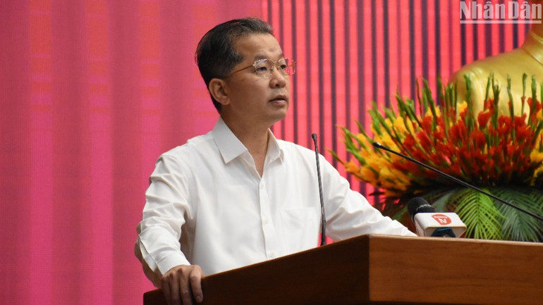 Đồng chí Nguyễn Văn Quảng, Ủy viên Ban Chấp hành Trung ương Đảng, Bí thư Thành ủy, Trưởng Đoàn đại biểu Quốc hội đơn vị thành phố Đà Nẵng phát biểu khai mạc hội nghị. (Ảnh: ANH ĐÀO) Đồng chí Nguyễn Văn Quảng, Ủy viên Ban Chấp hành Trung ương Đảng, Bí thư Thành ủy, Trưởng Đoàn đại biểu Quốc hội đơn vị thành phố Đà Nẵng phát biểu khai mạc hội nghị. (Ảnh: ANH ĐÀO)