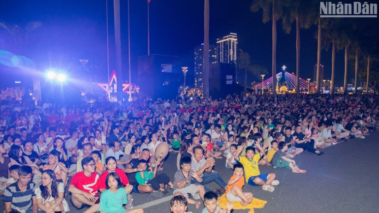 Hàng nghìn người dân, du khách đón xem trình chiếu 3D Mapping chào mừng 50 năm Giải phóng hoàn toàn miền nam, thống nhất đất nước tại Bảo tàng Đà Nẵng. (Ảnh: TRIỀU PHẠM) Hàng nghìn người dân, du khách đón xem trình chiếu 3D Mapping chào mừng 50 năm Giải phóng hoàn toàn miền nam, thống nhất đất nước tại Bảo tàng Đà Nẵng. (Ảnh: TRIỀU PHẠM)