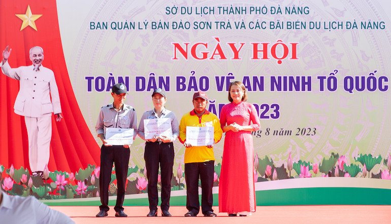 Bà Trần Thị Mẫn, Phó Chủ tịch Ủy ban Mặt trận Tổ quốc thành phố Đà Nẵng trao quà cho các cá nhân xuất sắc, tiêu biểu trong xây dựng phong trào toàn dân bảo vệ an ninh Tổ quốc.