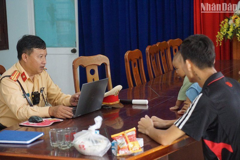 Vợ chồng anh Duy được người dân đưa đến Trạm Cảnh sát giao thông Cửa Ô Hòa Hiệp và đã được các cán bộ, chiến sỹ ở đây góp tiền hỗ trợ để bắt xe về quê.